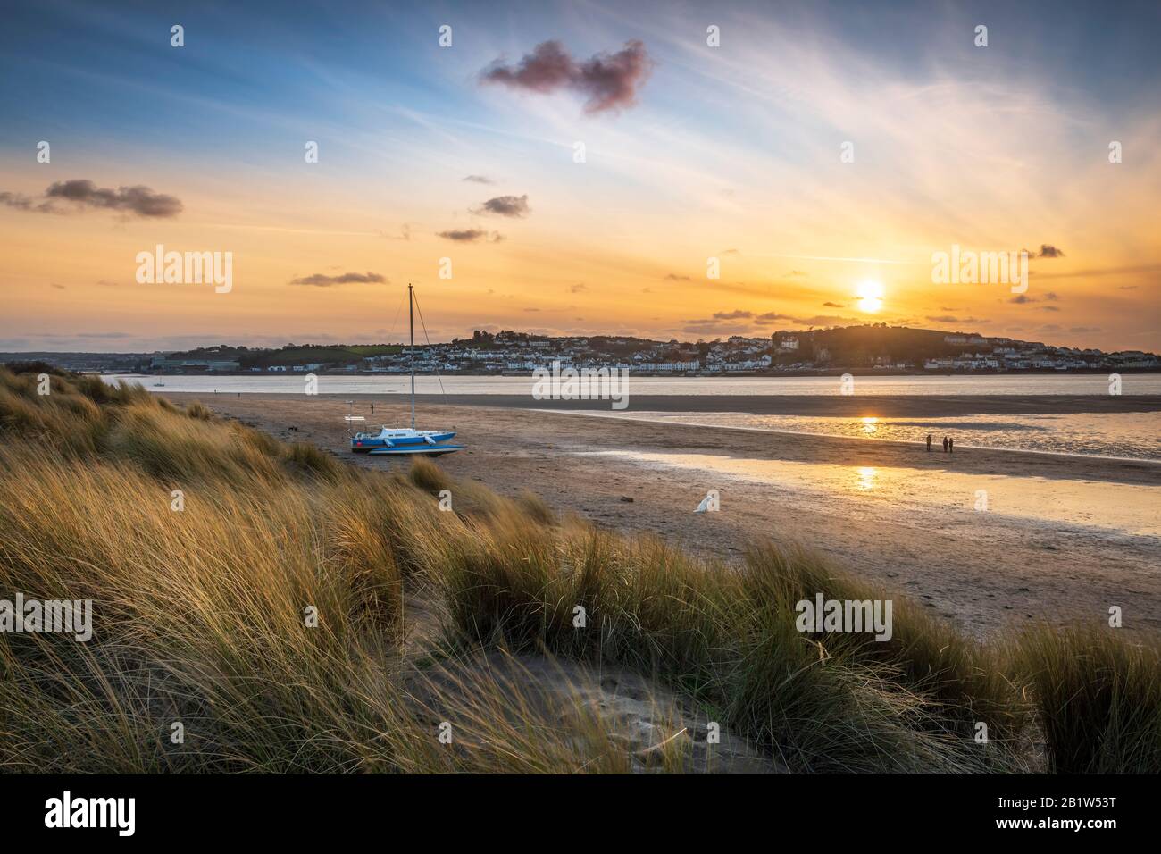 Instow, North Devon, Angleterre. Jeudi 27 février 2020. Météo britannique. Après une journée de soleil et une brise froide dans North Devon, les marcheurs de chiens aiment discuter pendant que le soleil se couche sur l'estuaire de la rivière Torridge dans le village côtier d'Instow. Crédit: Terry Mathews/Alay Live News Banque D'Images