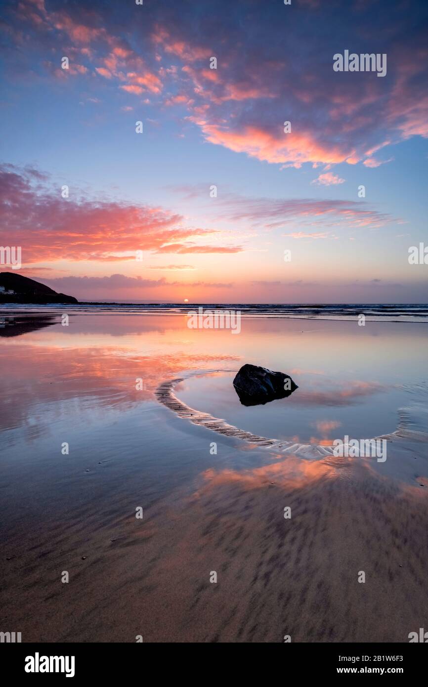 Coucher de soleil spectaculaire sur la plage de sable humide, avec des reflets de sable humide, côte, sable, ciel atmosphérique, vie côtière, horizon, romantique, Royaume-Uni Banque D'Images