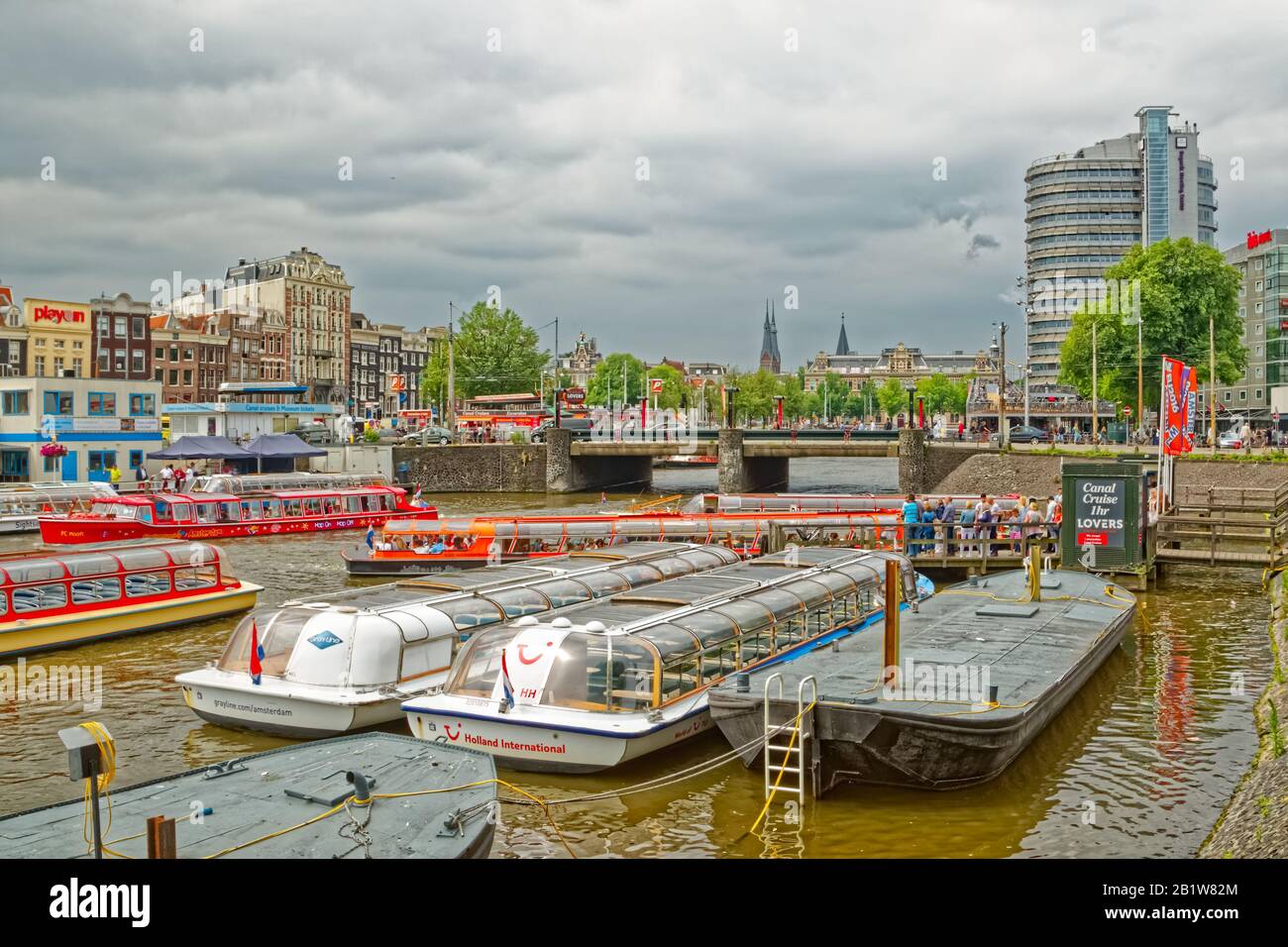 Vue sur la rivière animée d'Amsterdam depuis la gare principale Banque D'Images