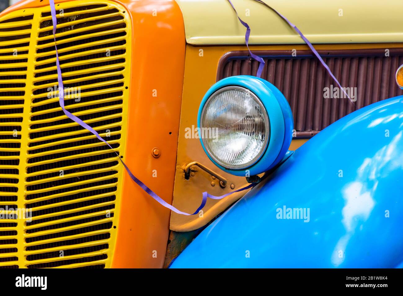 Ancienne jalopie rénovée et peinte dans plusieurs couleurs vives Banque D'Images Ancienne jalopie rénovée et peinte dans plusieurs couleurs vives Banque D'Images