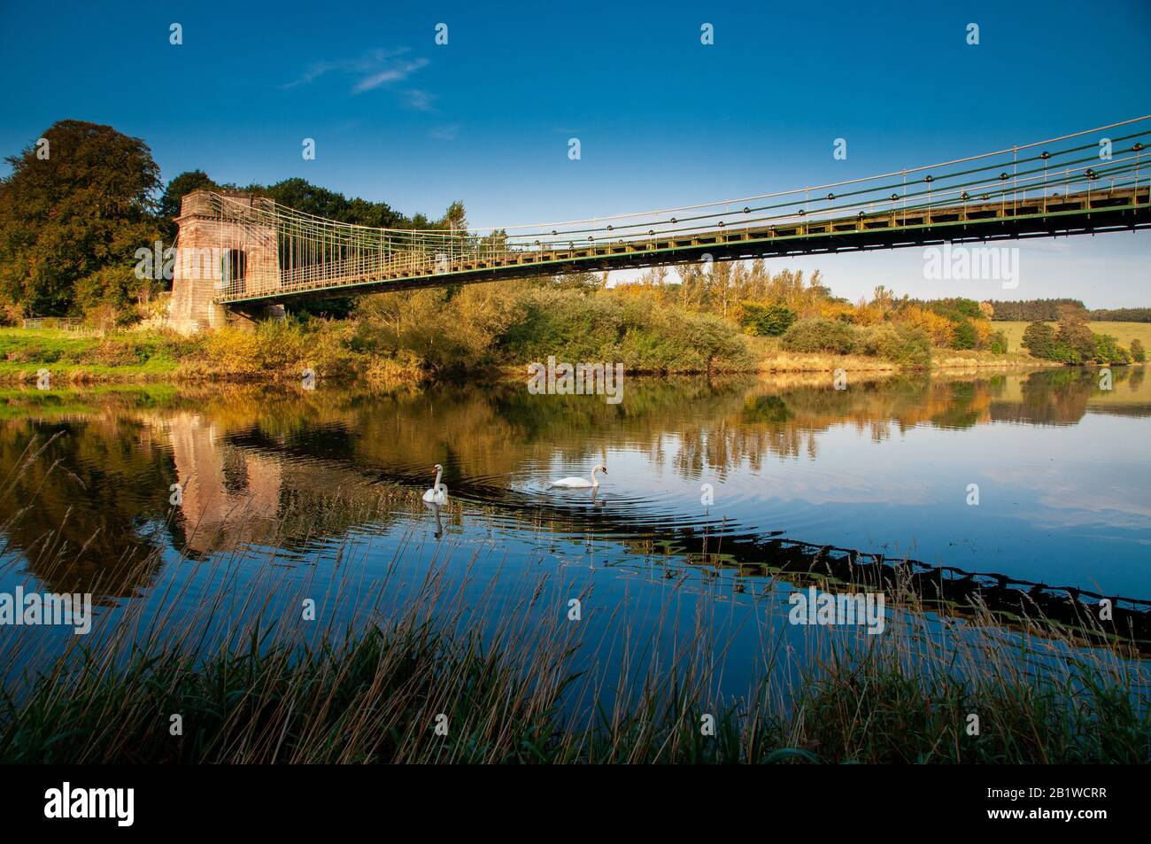 Le pont Union Chain de 200 ans relie l'Écosse et l'Angleterre à la rivière Tweed Banque D'Images