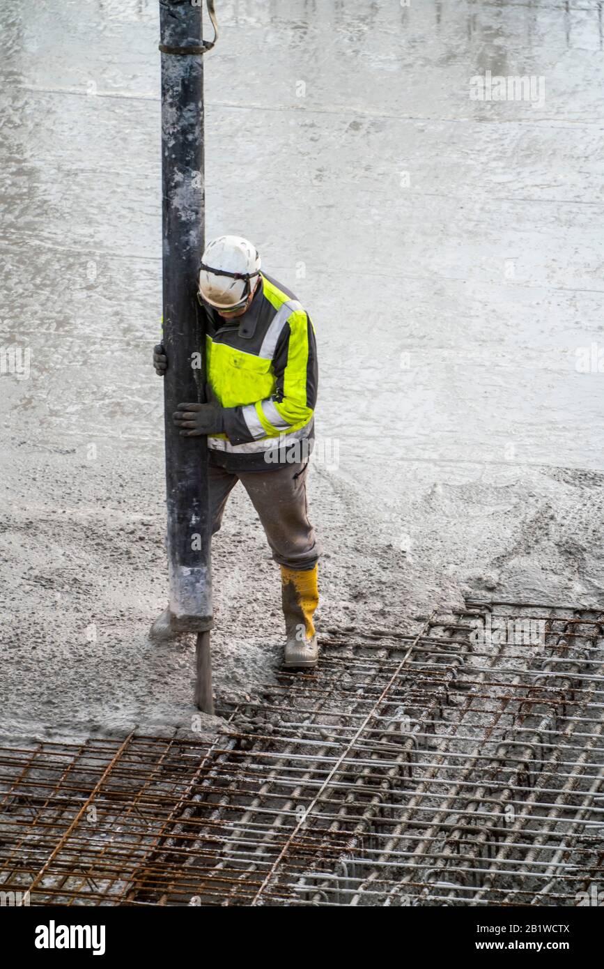 Chantier, béton, plancher, plafond pour un bâtiment est concrétisé, le béton est pompé sur les tapis en béton armé, Banque D'Images