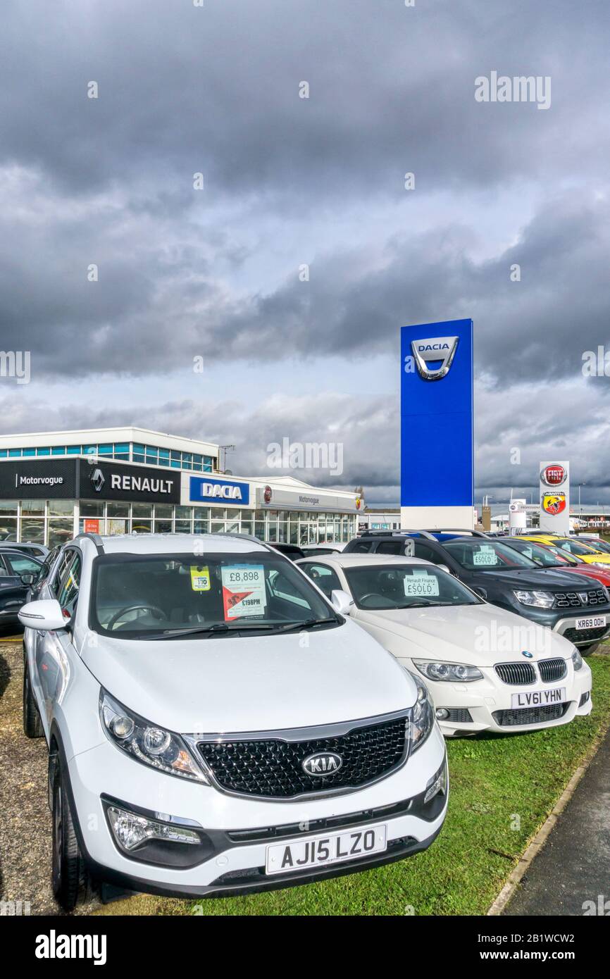 Voitures à vendre devant un concessionnaire Renault Dacia avec grand signe et logo. Banque D'Images