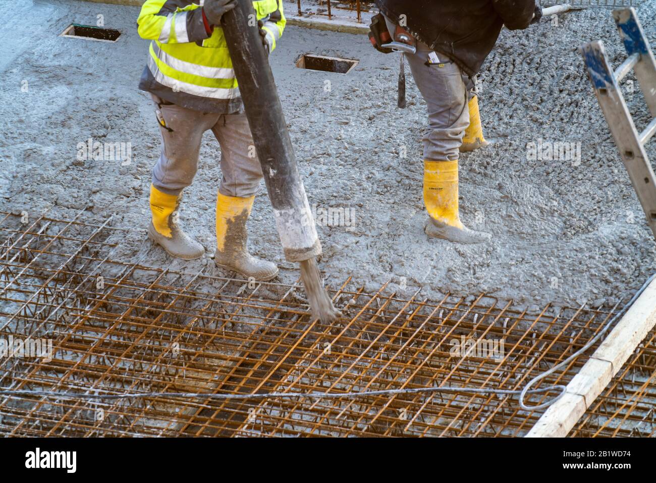 Chantier, béton, plancher, plafond pour un bâtiment est concrétisé, le béton est pompé sur les tapis en béton armé, Banque D'Images