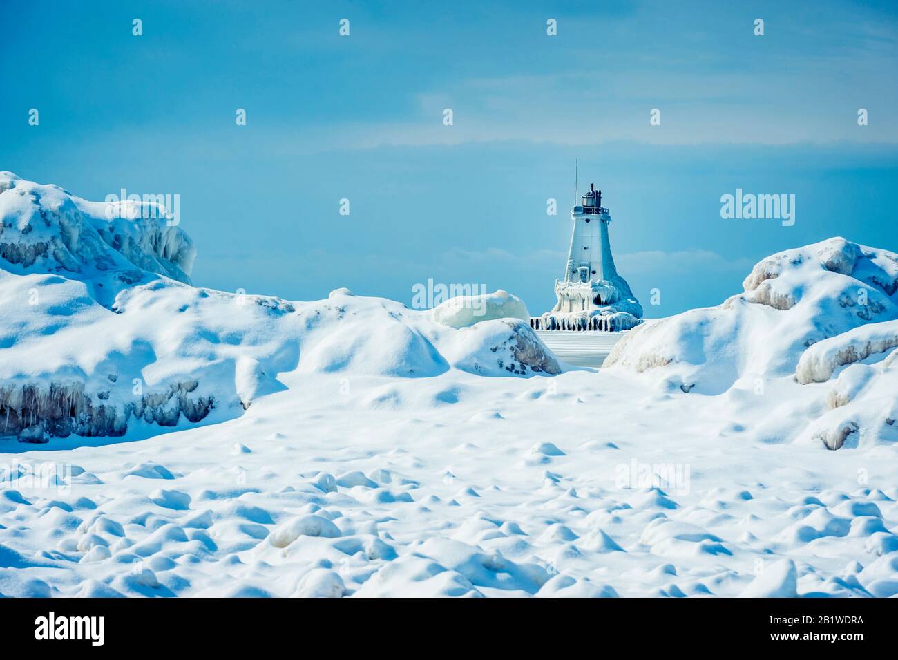 Vue mi-hiver du phare de mur de la brise nord à Ludington, Michigan, États-Unis Banque D'Images