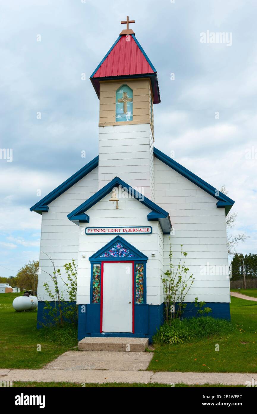 Petite église blanche et bleue, Evnenig Light Tabernacle à Yuma, Michigan, États-Unis Banque D'Images