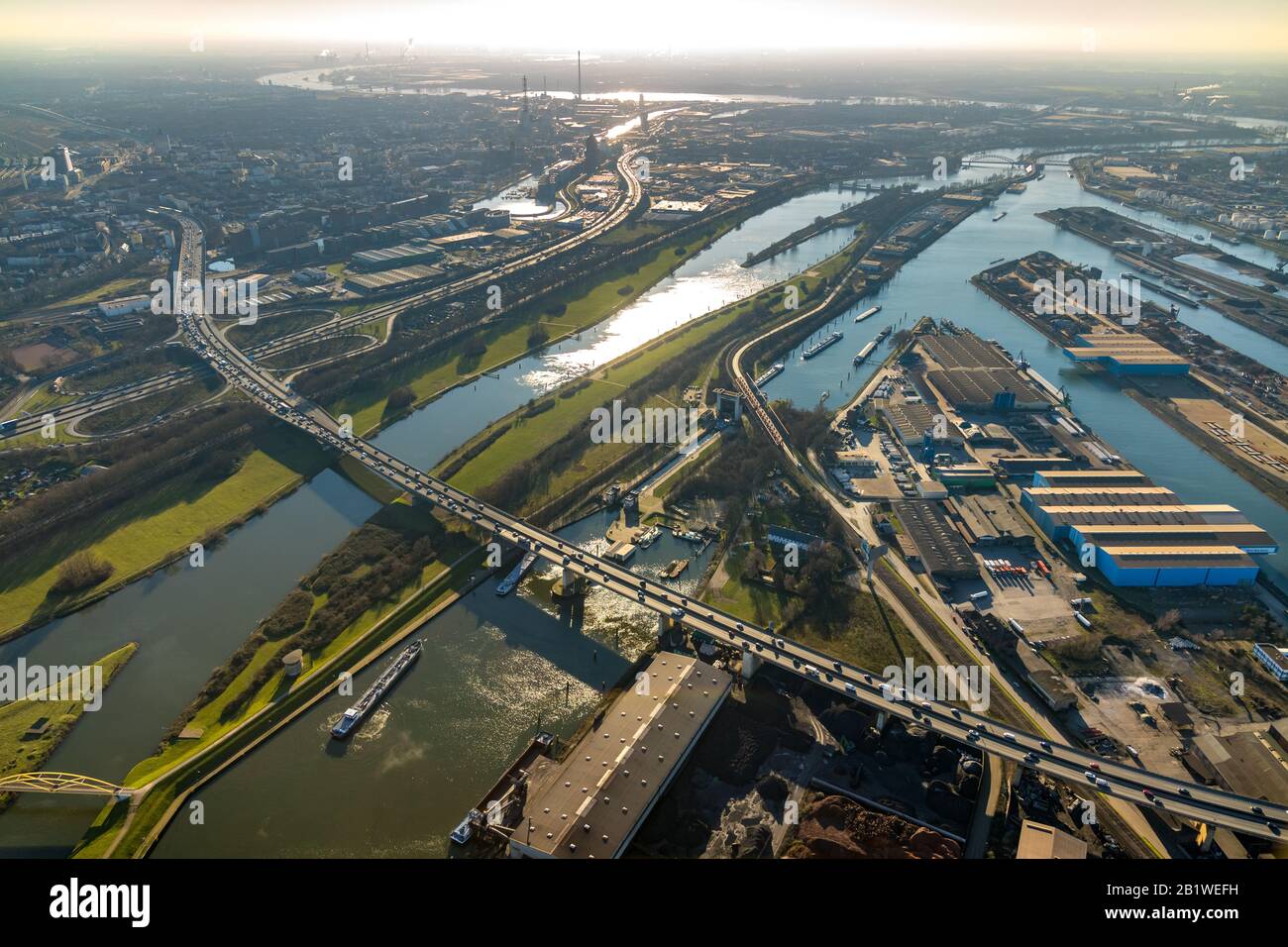 Photo aérienne, sortie d'autoroute Duisburg, autoroute A 59, rivière Ruhr, écluse Meiderich, port Ruhorort, Duisburg, Ruhr, Rhénanie-du-Nord-Westphalie, Allemagne Banque D'Images
