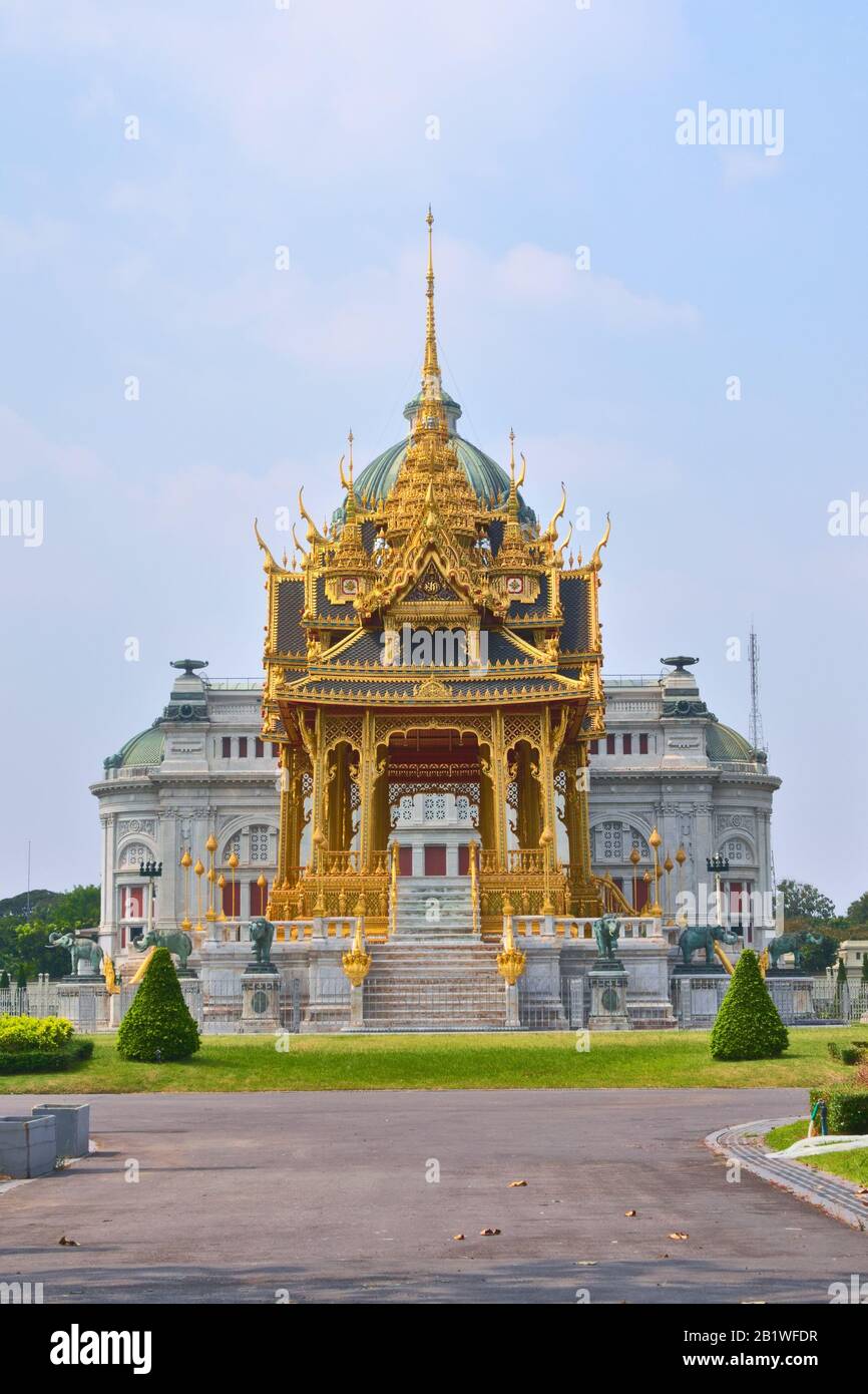Pavillon des couronnes commémoratives de l'Aussice, juste à l'est de la salle du trône d'Ananta Samakhom, à Bangkok, Thaïlande. Vue latérale. Banque D'Images