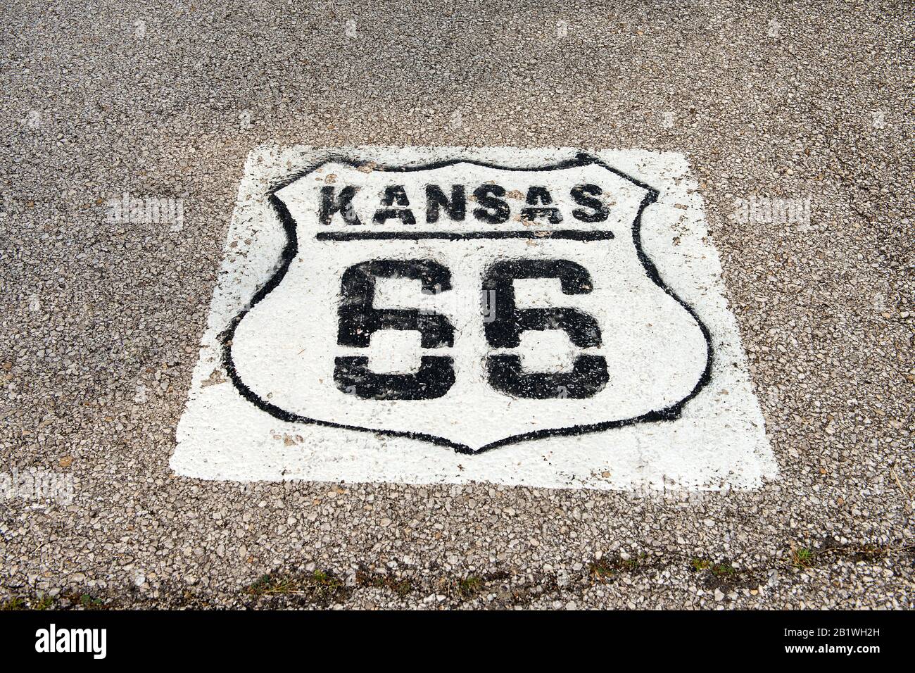 Marqueur historique route 66 au Kansas, aux États-Unis sur route / asphalte Banque D'Images
