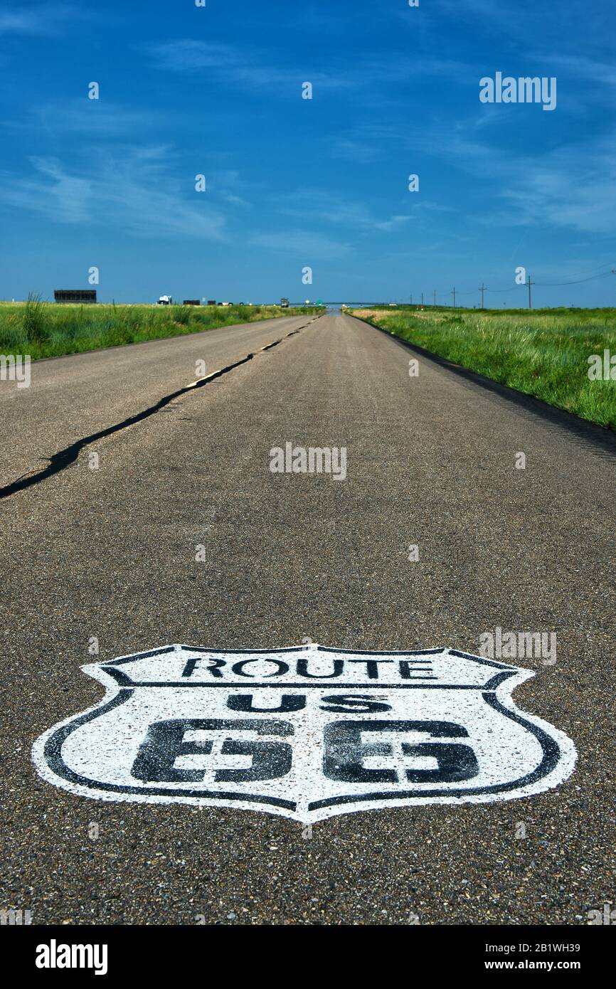 Repère historique de la route 66 sur l'asphalte avec ciel sombre en arrière-plan Banque D'Images
