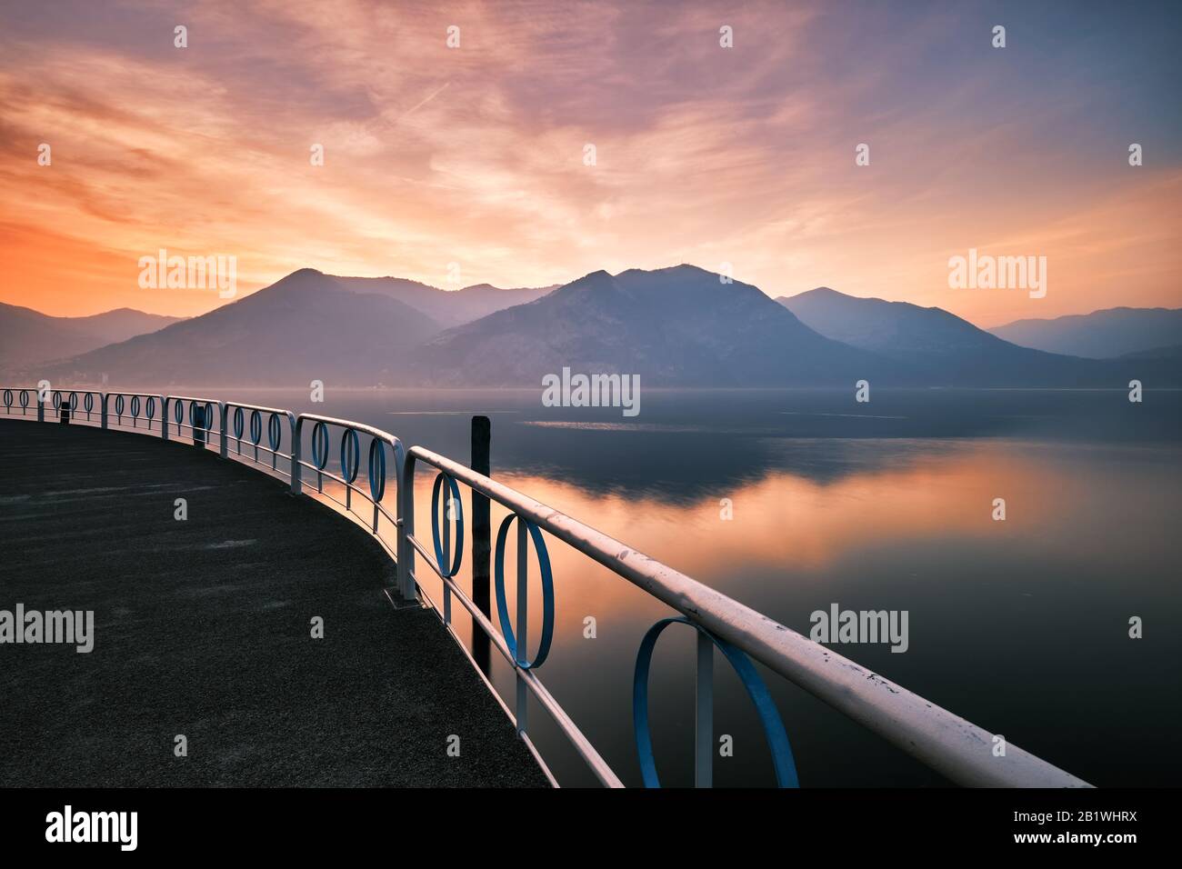 Vue sur la terrasse sur le lac Iseo au coucher du soleil, Brescia, Italie Banque D'Images
