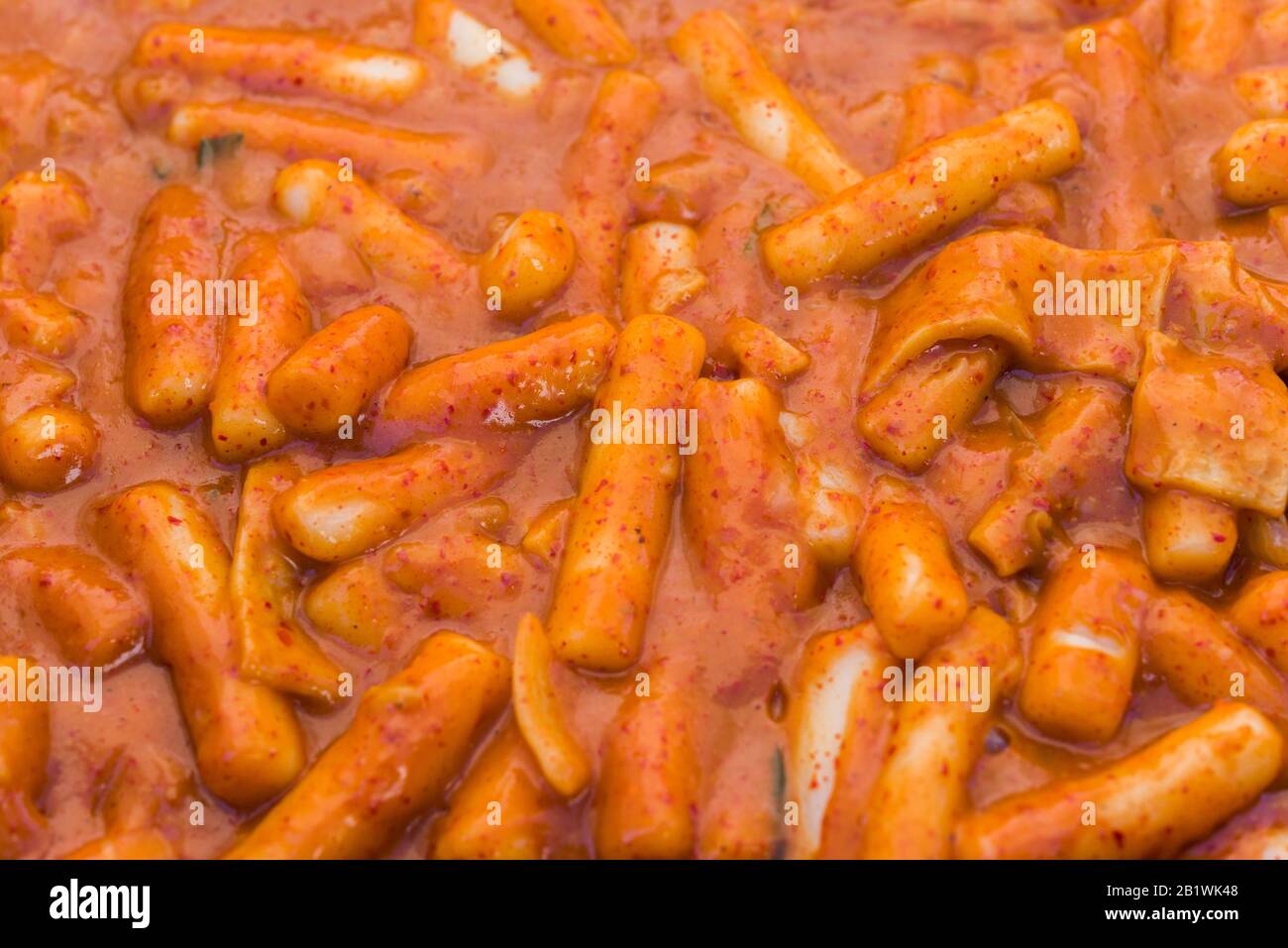 Des boulettes de riz Tteokbokki ragoût avec sauce gochujang, plat de cuisine de rue coréen. Banque D'Images