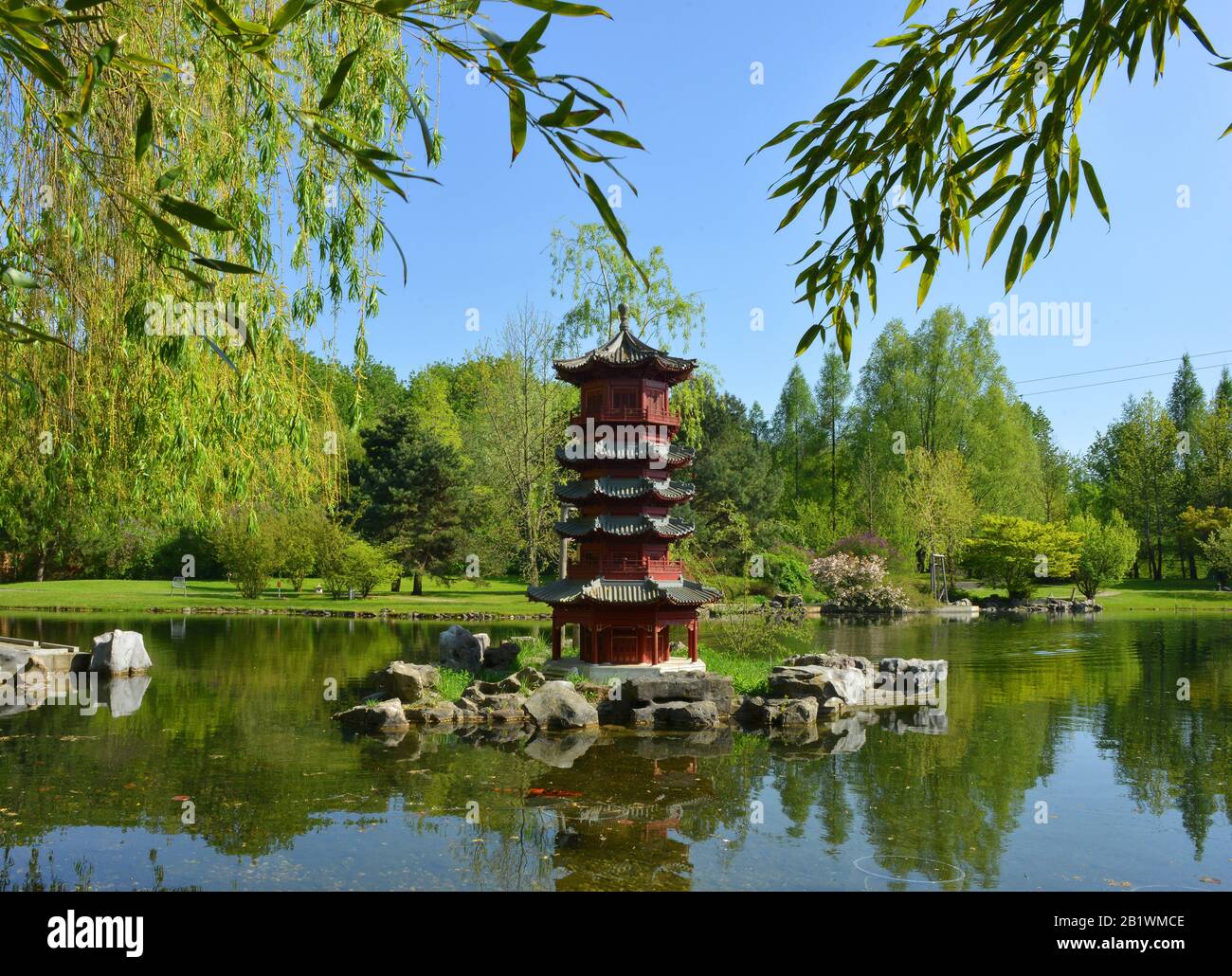 Magnifique pagode asiatique dans un étang aux Jardins du monde, Berlin, Allemagne Banque D'Images