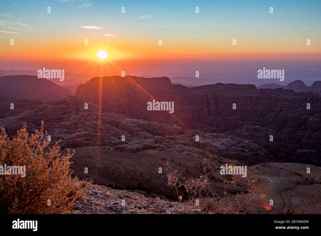 Paysage magnifique. Vue sur la montagne au coucher du soleil sur les  montagnes du désert à Wadi Musa, Royaume hachémite de Jordanie. Le bord  entre les heures d'or et de bleu Photo