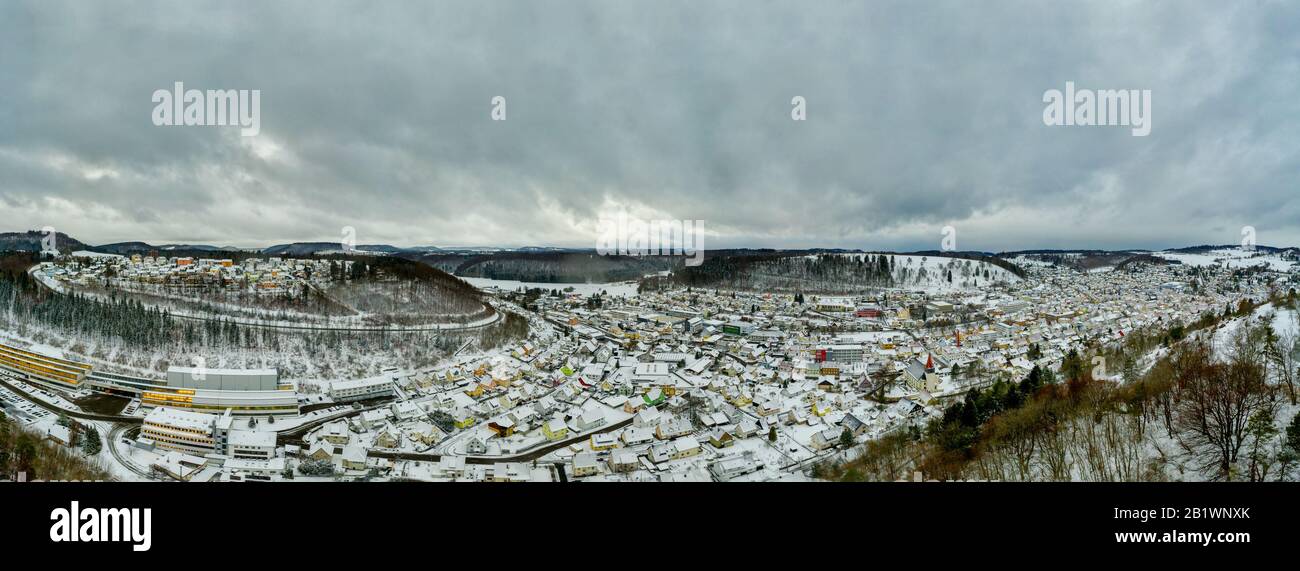 Albstadt, ville de neige à l'Alb Schwaebische d'allemagne dans un paysage d'hiver blanc en poudre, droneshot comme panorama. Banque D'Images
