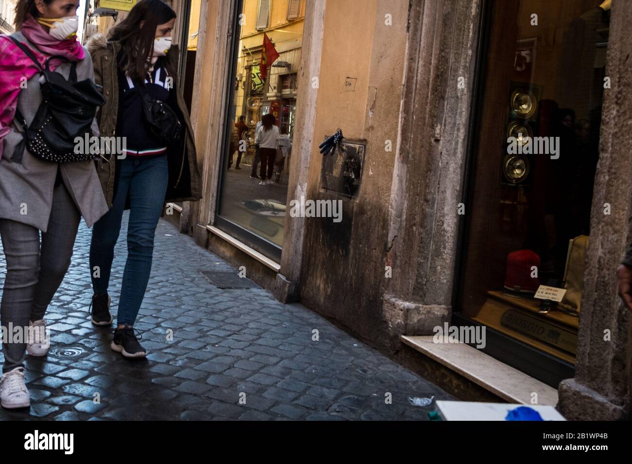 Rome, Italie. 27 février 2020. Rome, ITALIE - 27 FÉVRIER, Les Touristes portent des masques de protection pour se protéger contre le Coronavirus de Covid-19, dans le centre historique de Rome, 27 février 2020 à Rome, Italie. Le nombre de cas en Italie est passé de 528 et, à ce jour, le virus a causé 14 décès dans le pays. :Le 27 Février 2020 À Rome, Italie (Photo D'Andrea Ronchini/Pacific Press) Crédit: Pacific Press Agency/Alay Live News Banque D'Images