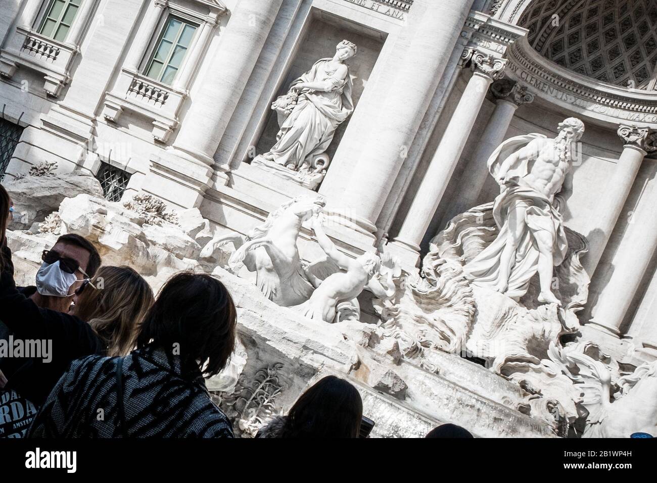 Rome, Italie. 27 février 2020. Rome, ITALIE - 27 FÉVRIER, Les Touristes portent des masques de protection pour se protéger contre le Coronavirus de Covid-19, dans la fontaine de Trevi, 27 février 2020 à Rome, Italie. Le nombre de cas en Italie est passé de 528 et, à ce jour, le virus a causé 14 décès dans le pays. :Le 27 Février 2020 À Rome, Italie (Photo D'Andrea Ronchini/Pacific Press) Crédit: Pacific Press Agency/Alay Live News Banque D'Images