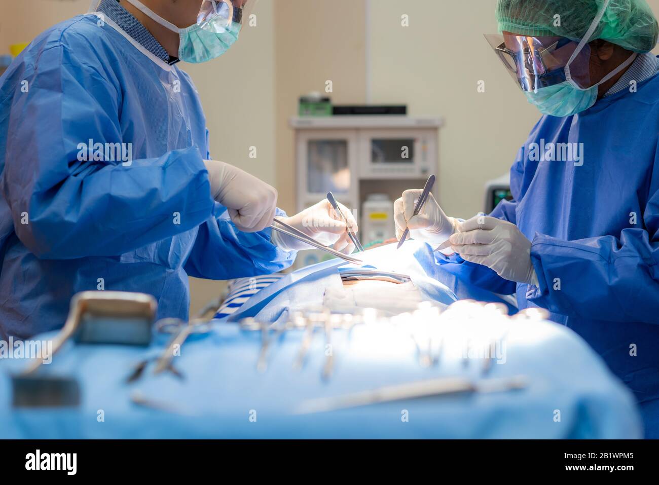 Chirurgie abdominale femme Banque de photographies et d’images à haute ...