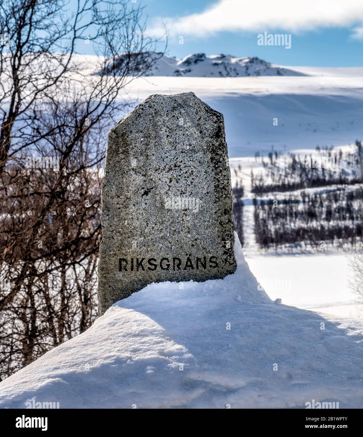 La frontière en pierre d'âge sur la Suède frontière de l'État de Norvège en montagnes, forêt large andain le marquant, vue rapprochée, belle journée ensoleillée Banque D'Images