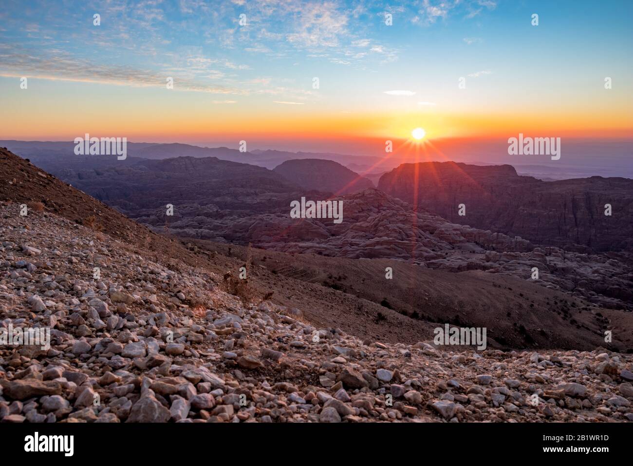 Paysage magnifique. Vue sur la montagne au coucher du soleil sur les  montagnes du désert à Wadi Musa, Royaume hachémite de Jordanie. Le bord  entre les heures d'or et de bleu Photo