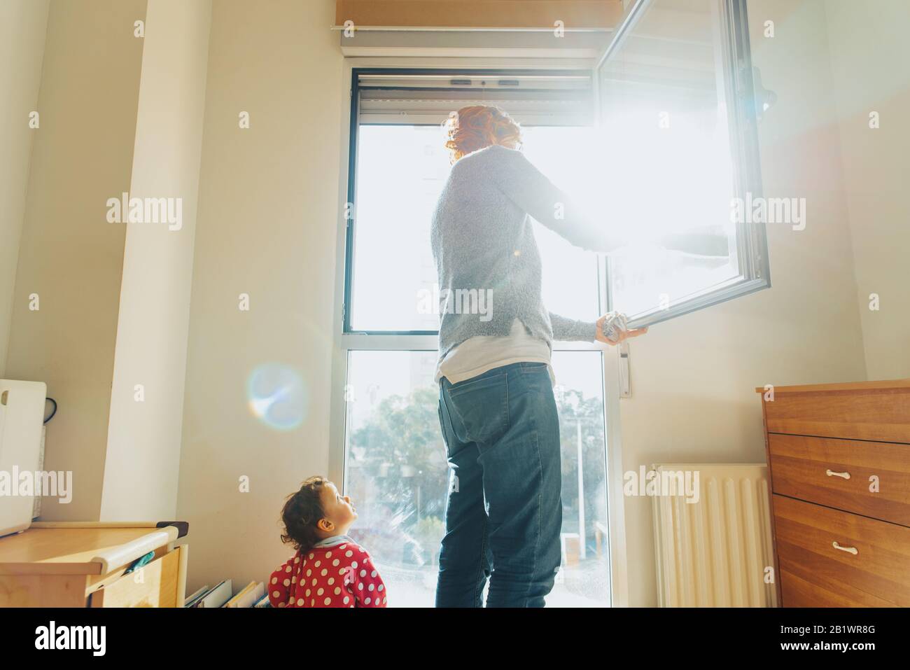 Bebe Regarde Sa Mere Tout En Nettoyant Et En Mordant La Maison Photo Stock Alamy