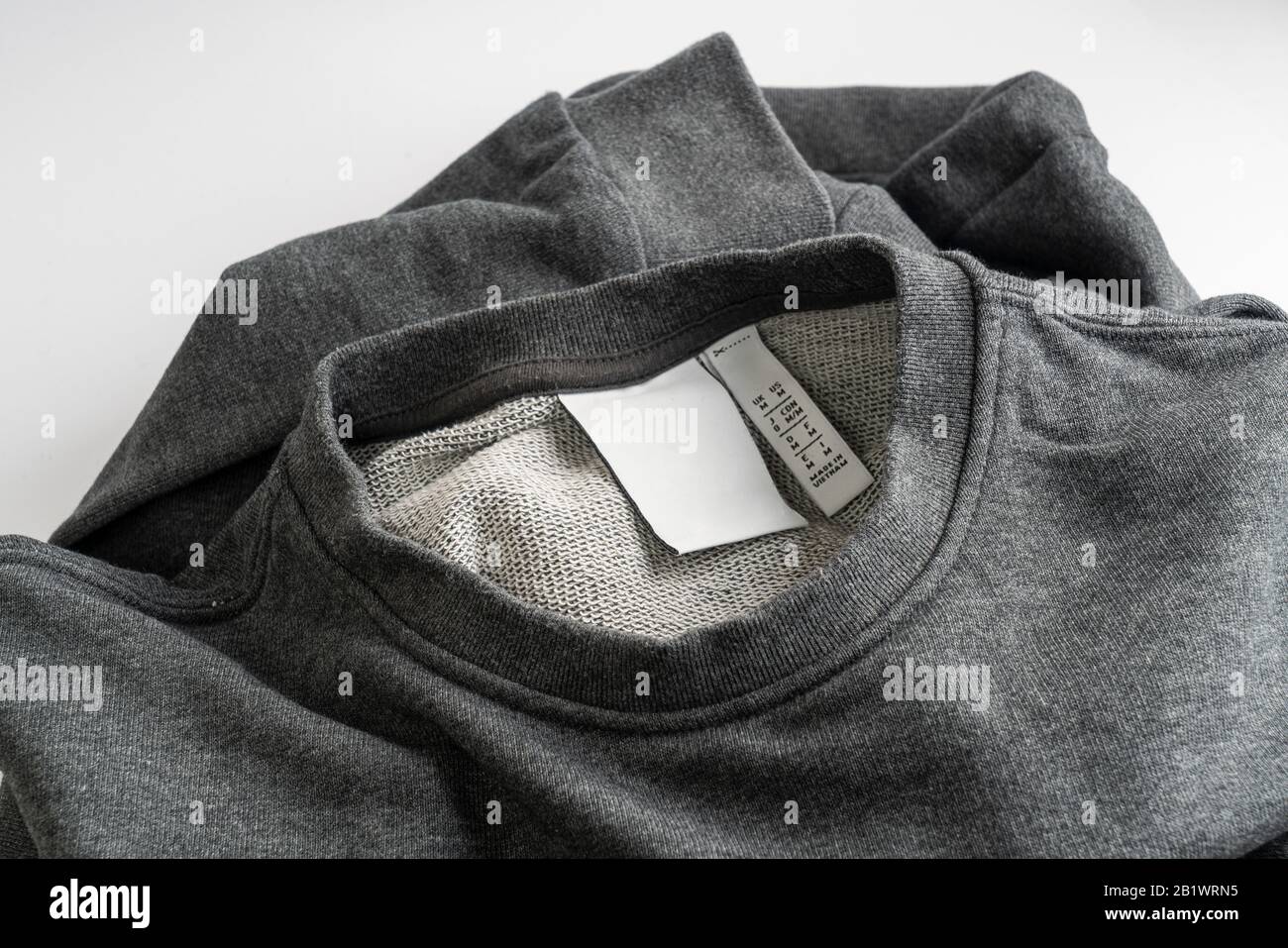 l'étiquette anti-vol sur une chemise en coton gris Banque D'Images