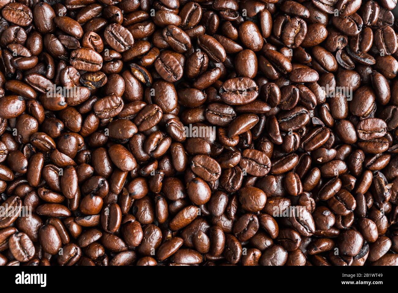 Plats à base de grains de café rôtis. Banque D'Images
