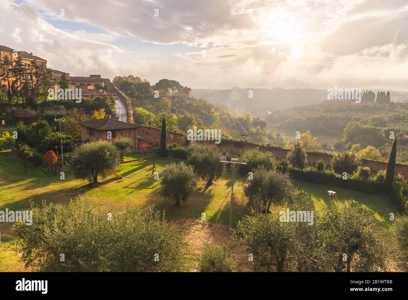 Vue depuis le mur de la ville avec un beau paysage. Italie Banque D'Images