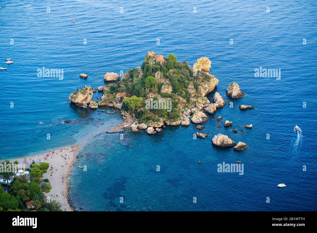 Vue aérienne de l'île et de la plage Isola Bella avec les gens et un bateau à proximité près de Taormina, Sicile, Italie Banque D'Images