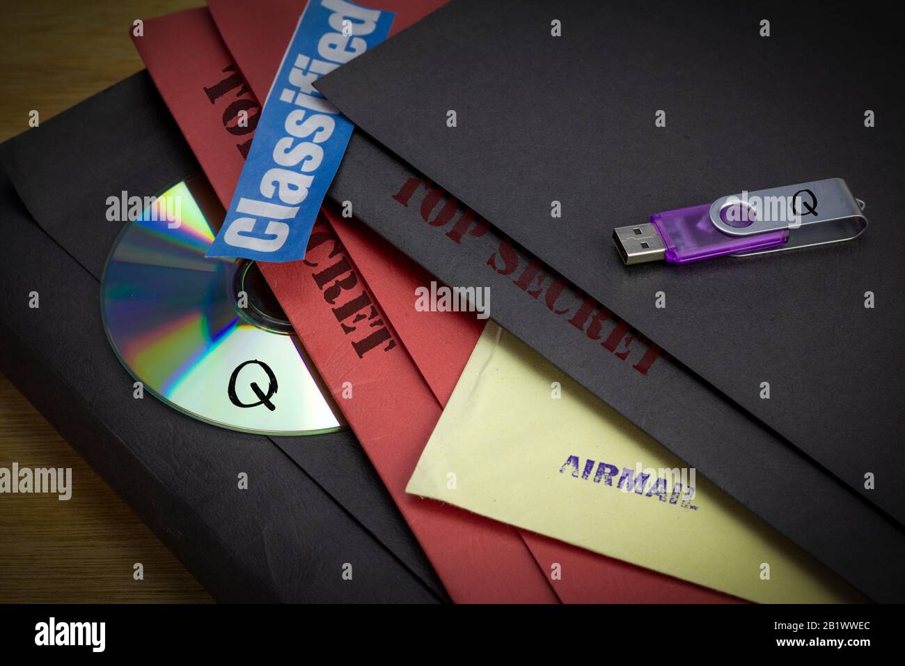 Haut secret Q anon fichiers dans la lumière de torche sur le bureau, théorie du complot image concept d'état profond Banque D'Images