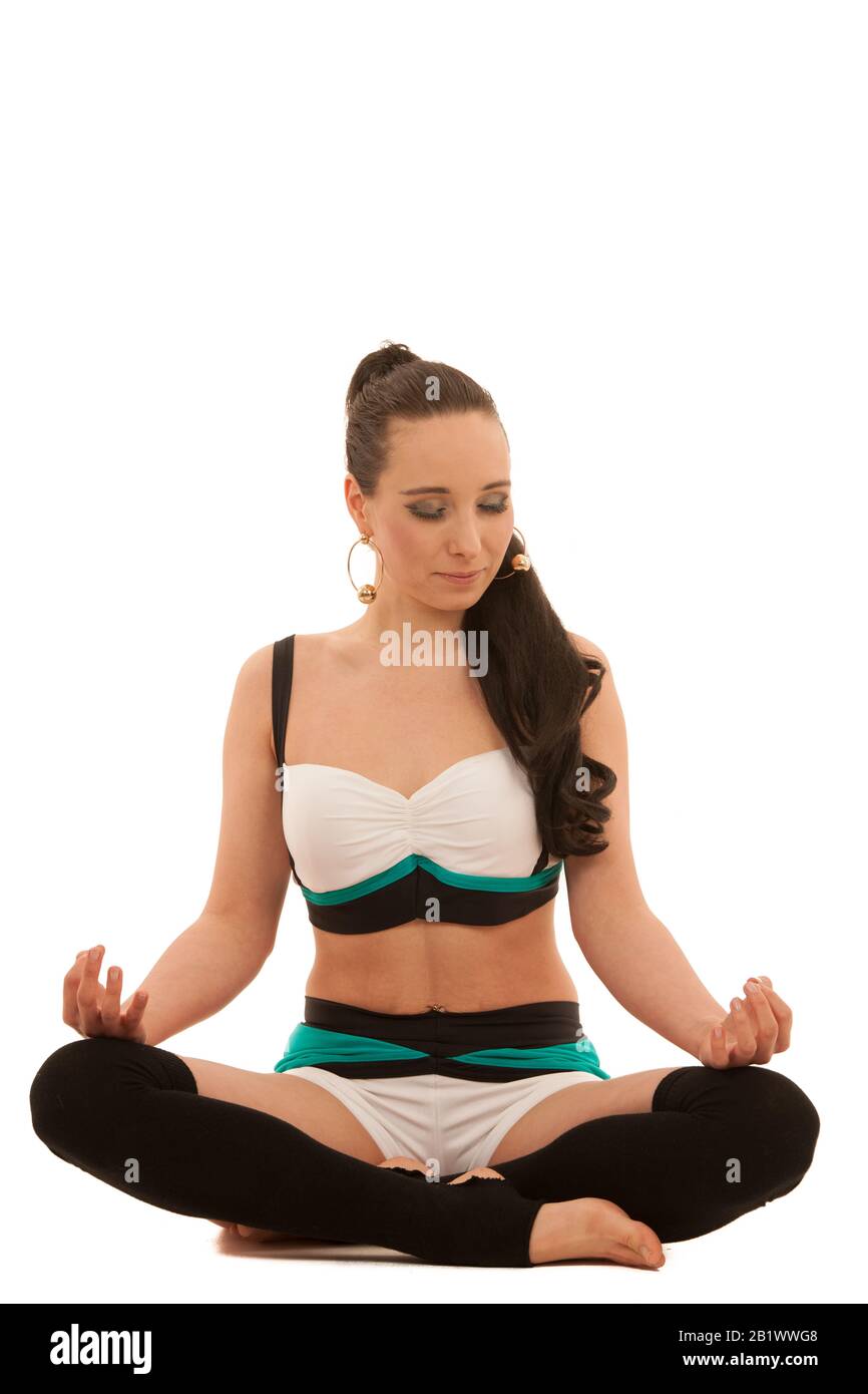 Femme pratique le yoga ou méditer en position lotus isolé sur blanc . Banque D'Images