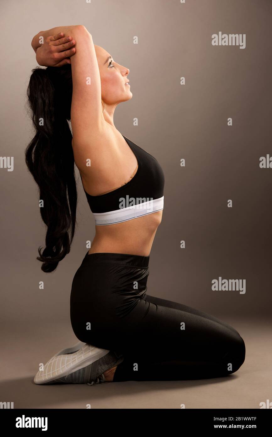 Pratique de yoga - belle jeune femme avec des cheveux noirs exercice yoga . Banque D'Images