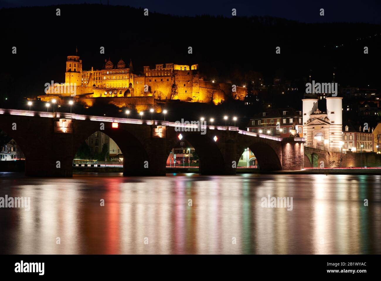 Heilderberg, Allemagne, 08 février 2020 : vue nocturne du château et du vieux pont depuis le bord de la rivière. Banque D'Images