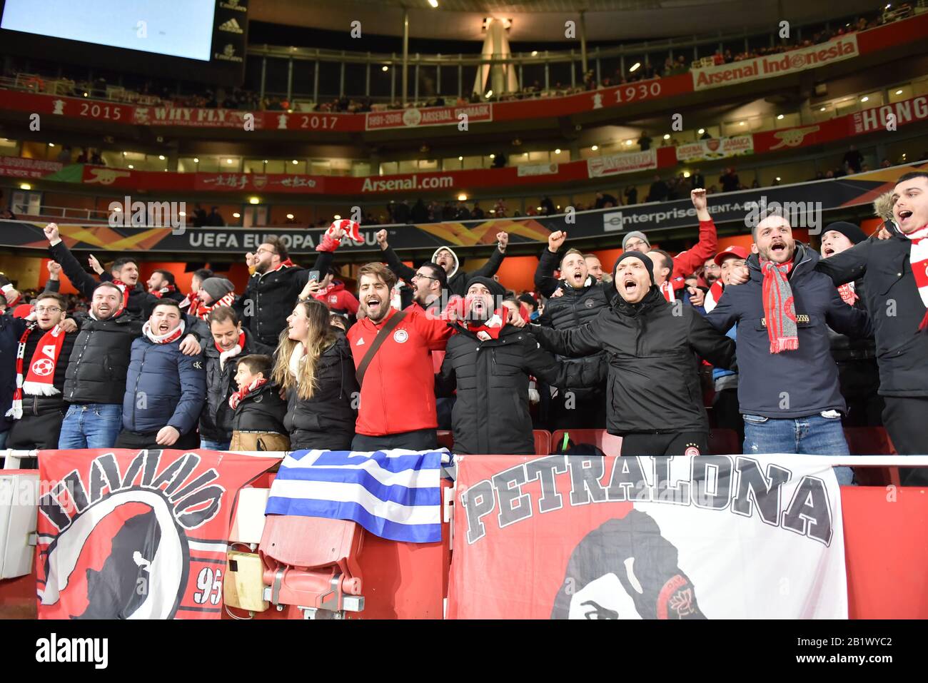 Londres, ANGLETERRE - 27 FÉVRIER fans de l'Olympiacos lors du match de l'UEFA Europa League entre Arsenal et l'Olympiacos F.C. au stade Emirates, Londres, le jeudi 27 février 2020. (Crédit: Ivan Yordanov | Mi News)Usage Éditorial Seulement Crédit: Mi News & Sport /Alay Live News Banque D'Images