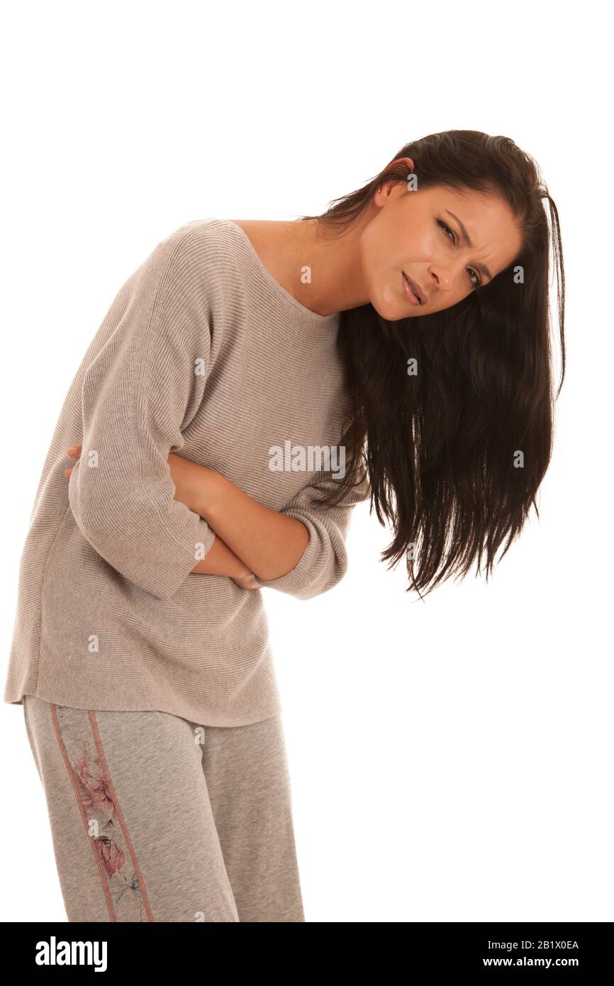 Jeune femme souffrant de maux d'estomac isolée sur fond blanc . Banque D'Images