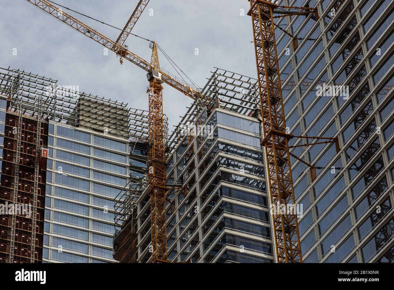 Los Angeles, États-Unis. 27 février 2020. La construction de la OceanWide Plaza, un projet de vente au détail et de logement à plusieurs gratte-ciel d'un milliard de dollars, est au point mort depuis plus d'un an en raison du financement du gouvernement chinois. La guerre commerciale entre les États-Unis et la Chine, ainsi que les préoccupations récentes concernant le coronavirus, permettront de maintenir le projet dans le limbo. OceanWide Plaza est situé dans le centre-ville de Los Angeles, en face du Staples Center. 2/27/2020 Los Angeles, CA USA (photo de Ted Soqui/SIPA USA) crédit: SIPA USA/Alay Live News Banque D'Images