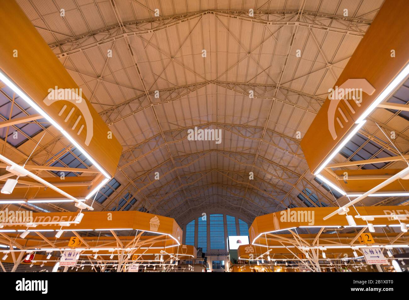 Riga, Lettonie - 27 Février 2020. Le plafond intérieur du marché central de Riga après la reconstruction Banque D'Images