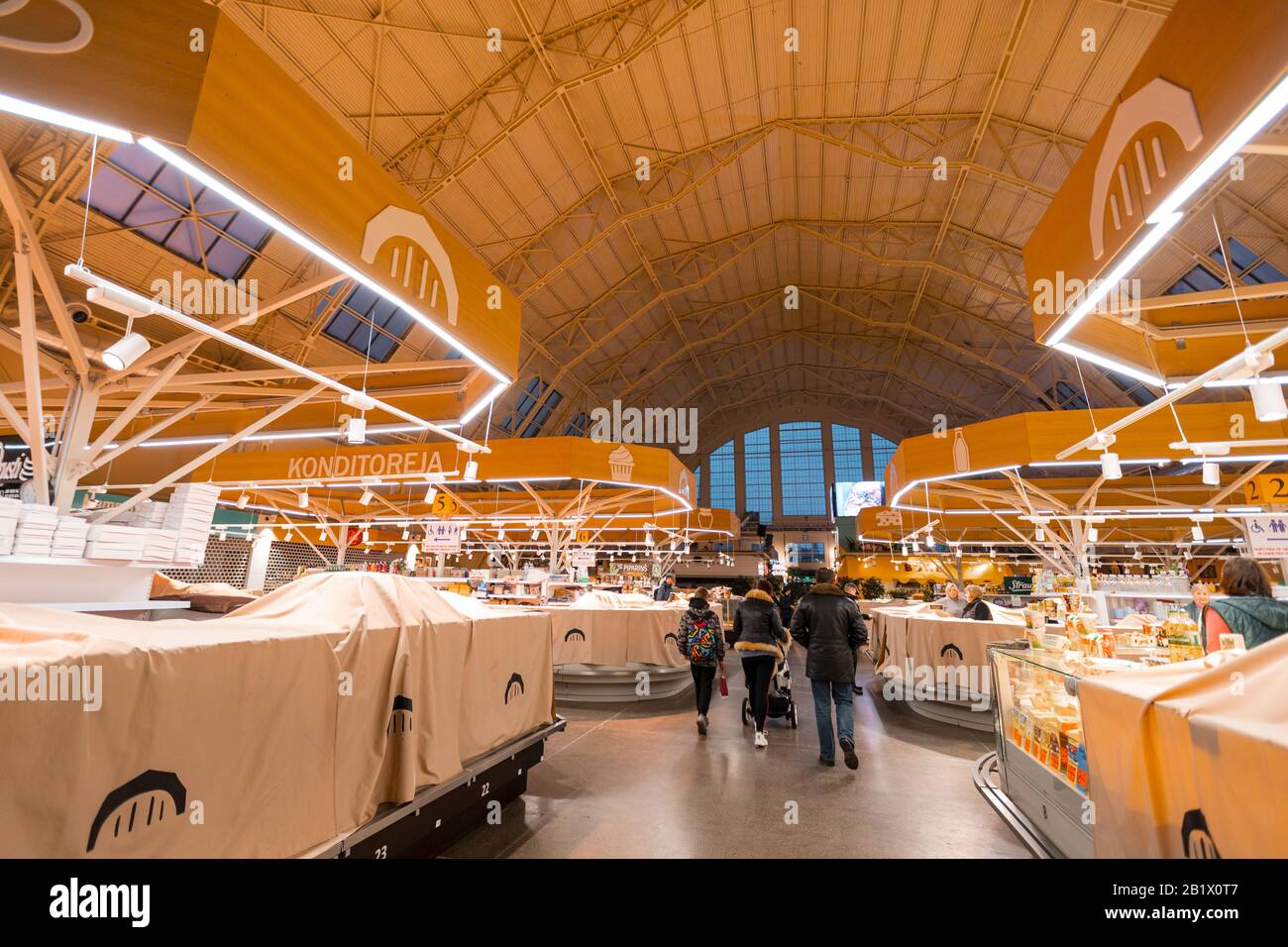 Riga, Lettonie - 27 Février 2020. Intérieur du marché central de Riga après la reconstruction. Promenades en famille Banque D'Images