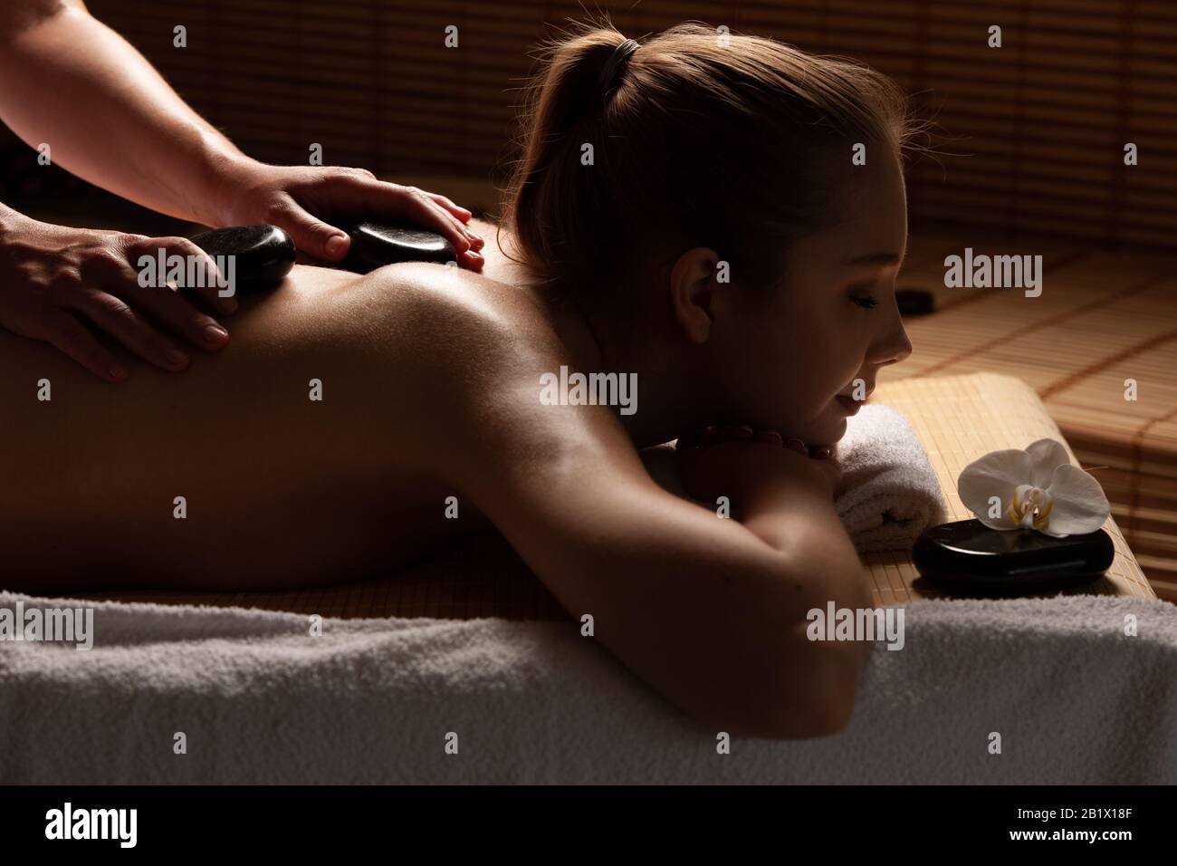 Belle jeune femme ayant un massage dans le salon de spa - bien-être . Banque D'Images