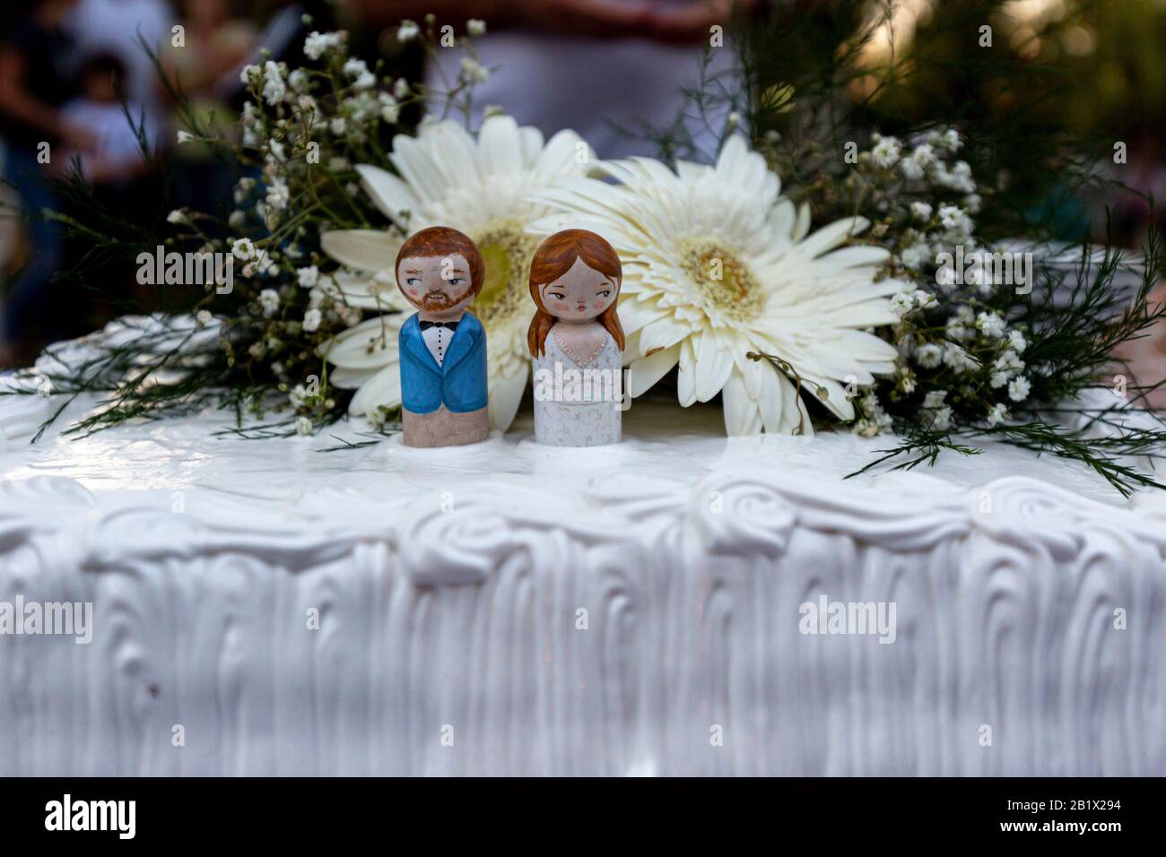 Figurines Sur Un Gateau De Mariage Avec Bouquet De Fleurs Au Coucher Du Soleil Avec La Fete Hors Du Foyer En Arriere Plan Photo Stock Alamy