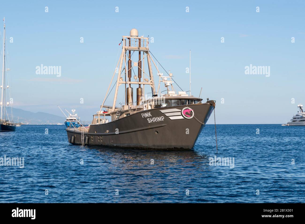 Le yacht à la crevette rose dans une baie le long de la côte sud de la France près de la Côte d'Azur. Banque D'Images