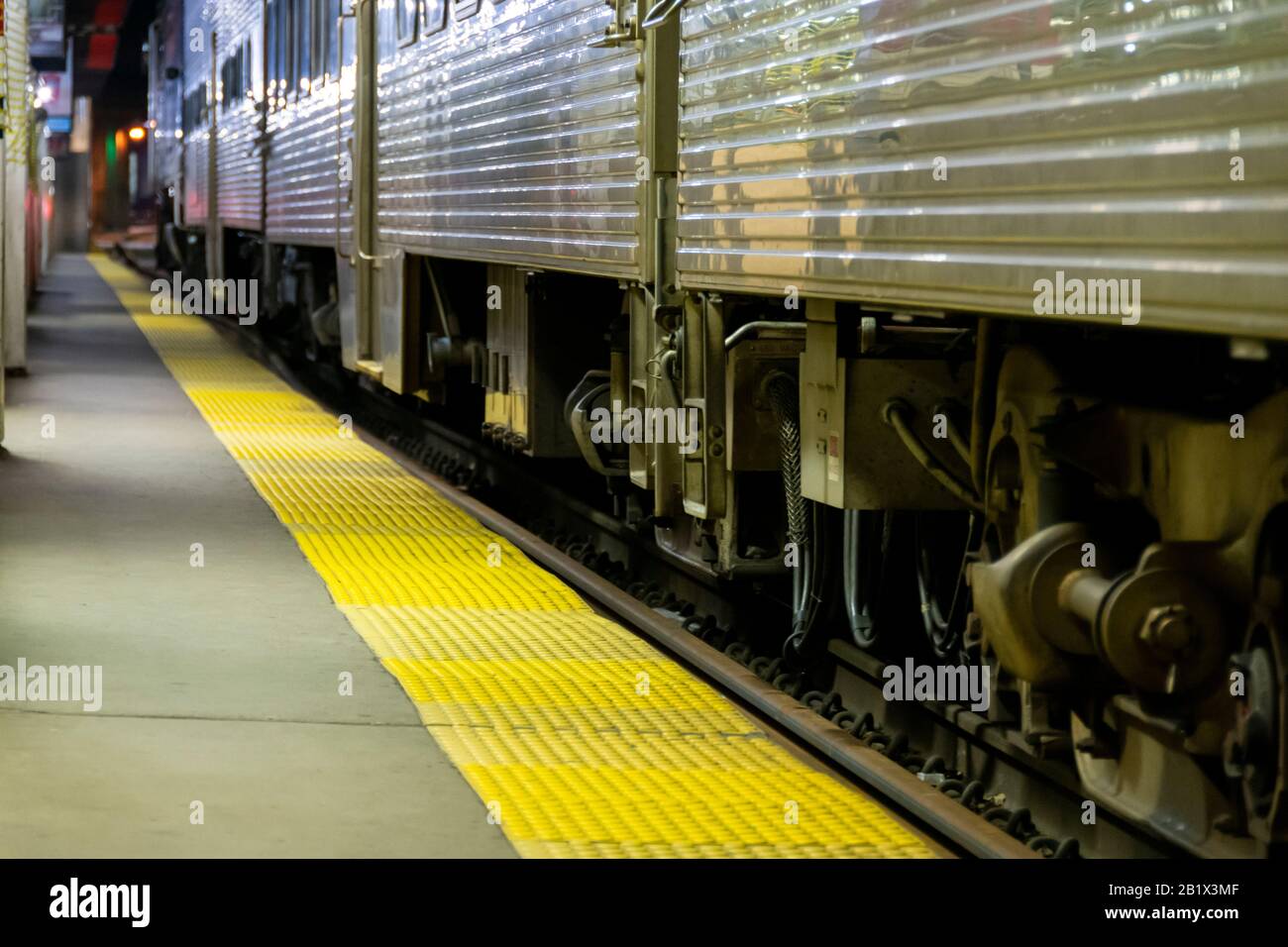 Chicago, Illinois, États-Unis - 9 Février 2020 : Train Metra Stationné À La Gare Union. Banque D'Images