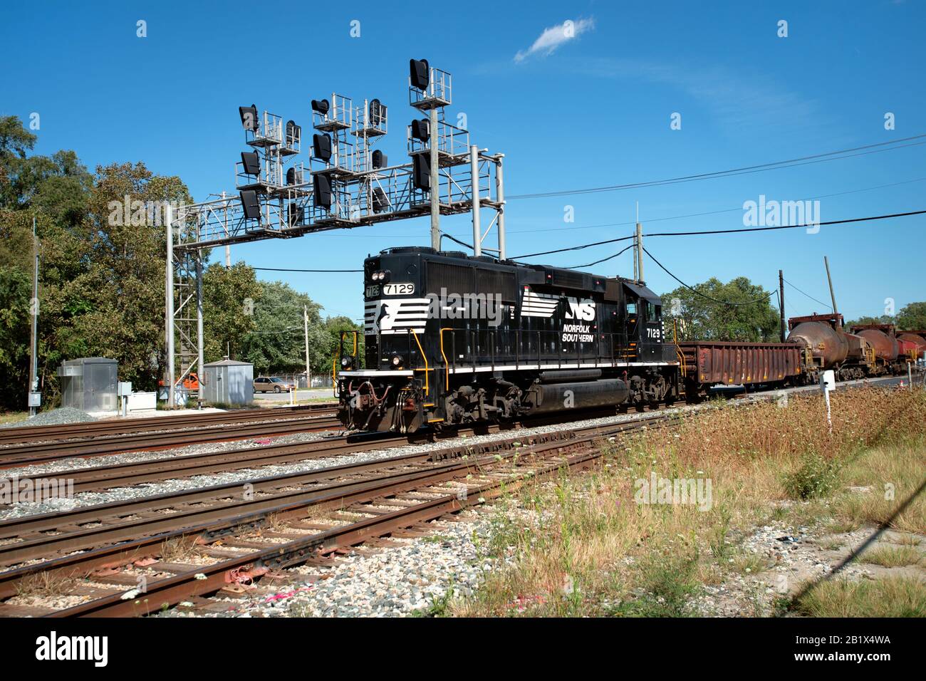 Dolton, Illinois, États-Unis. Une locomotive Norfolk Southern mène le fret du « Bottle train » par la communauté suburbaine de Chicago à Dolton, Illinois. Banque D'Images