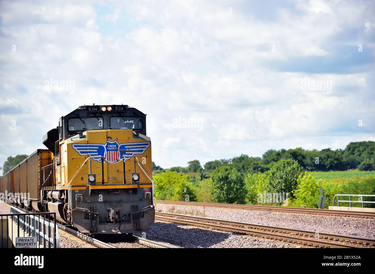 La Fox, Illinois, États-Unis. Une unité auxiliaire de locomotive assiste un train à charbon vide Union Pacific, dirigé par trois unités de locomotive. Banque D'Images