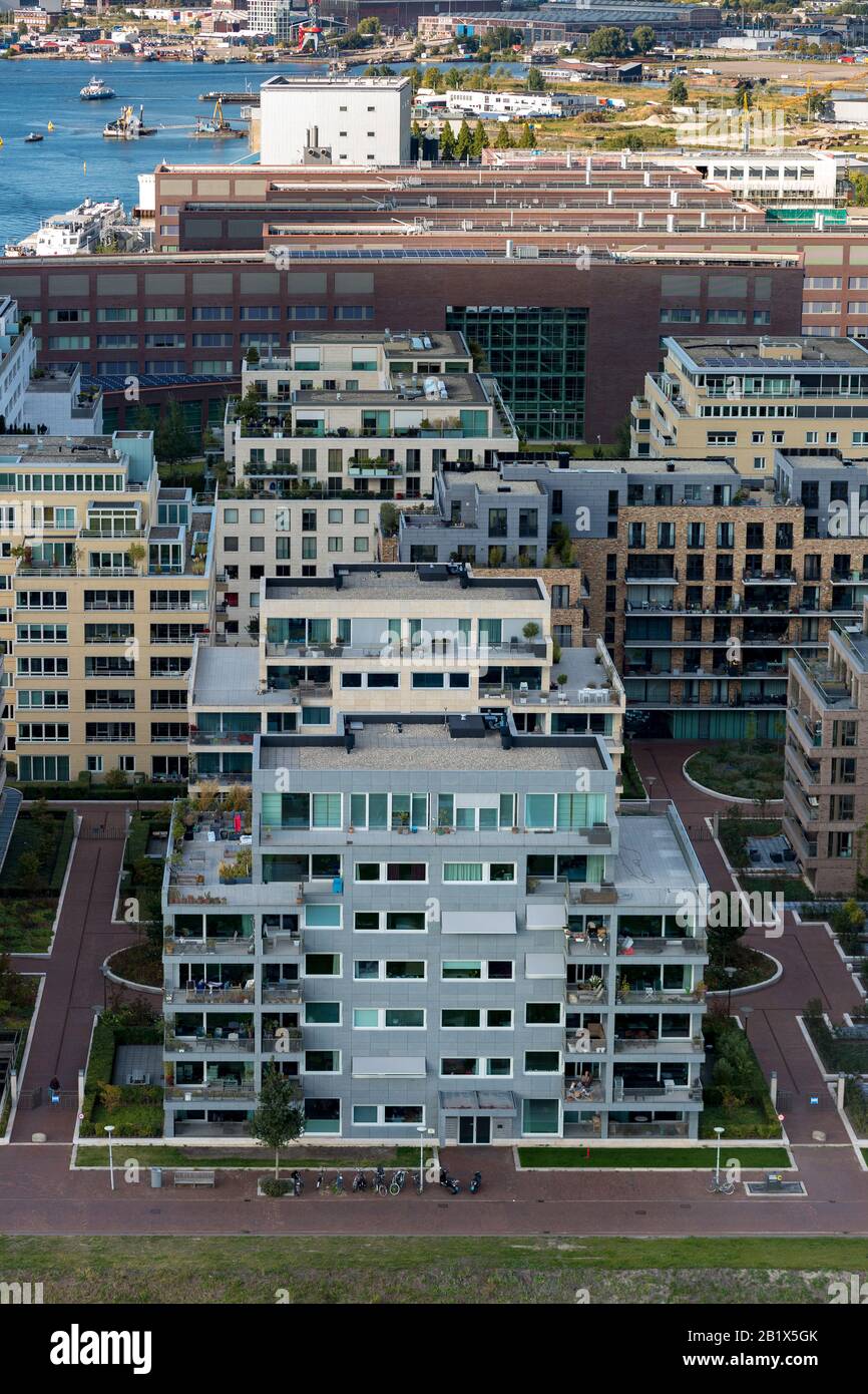 Architecture moderne résidentielle et commerciale dans la zone portuaire d'Amsterdam, vue d'un point de vue élevé avec une partie du port derrière Banque D'Images