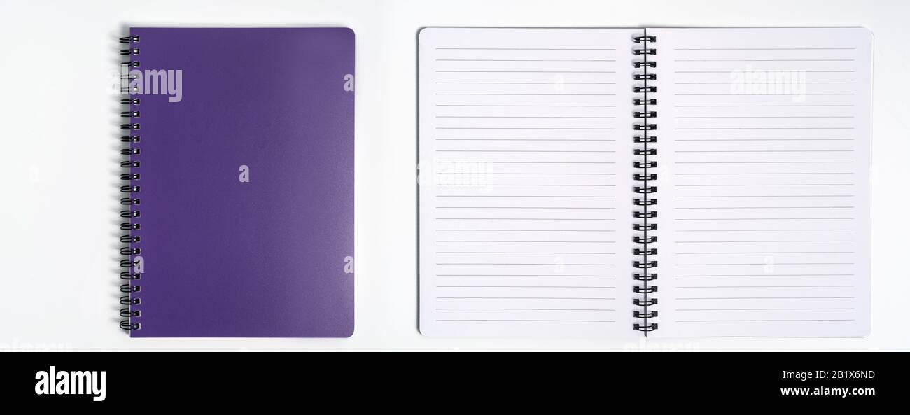 Concept d'affaires - Vue de dessus de la collection kraft spirale avant de l'ordinateur portable, violet et blanc open page isolé sur fond de immersive Banque D'Images