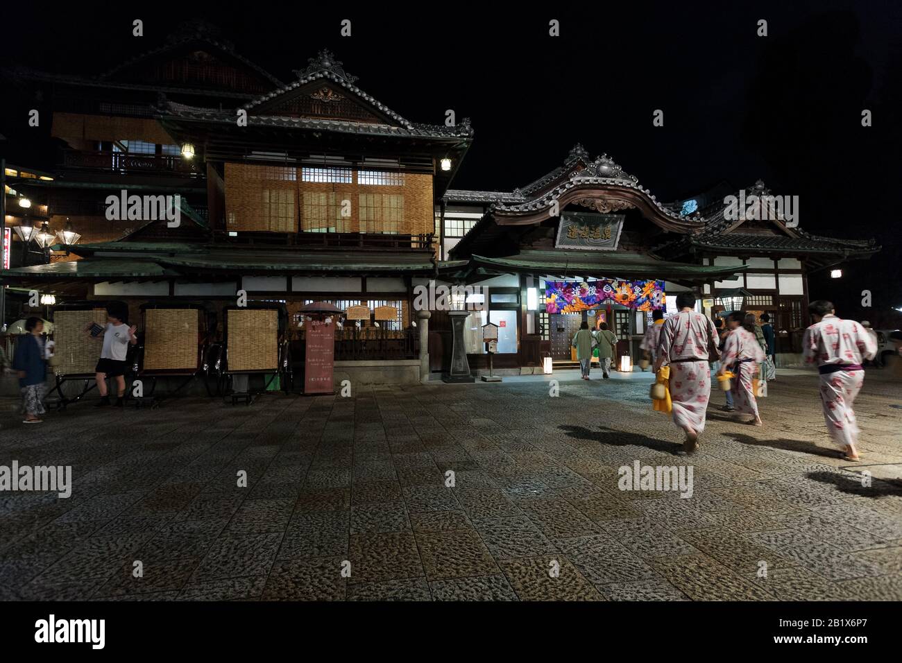 Le bâtiment historique Dogo Onsen à Matsuyama la nuit, Eihime, Japon. Banque D'Images