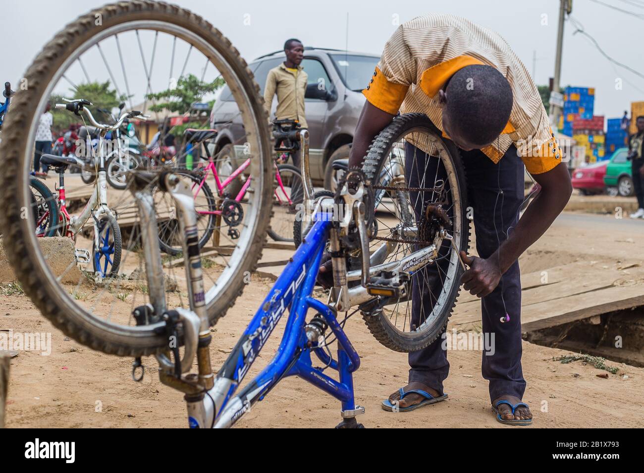 Un homme fixe un vélo Banque D'Images