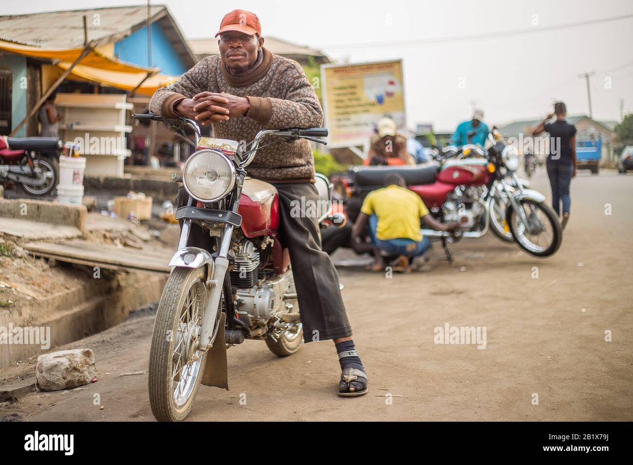 Un chauffeur de moto de taxi Banque D'Images