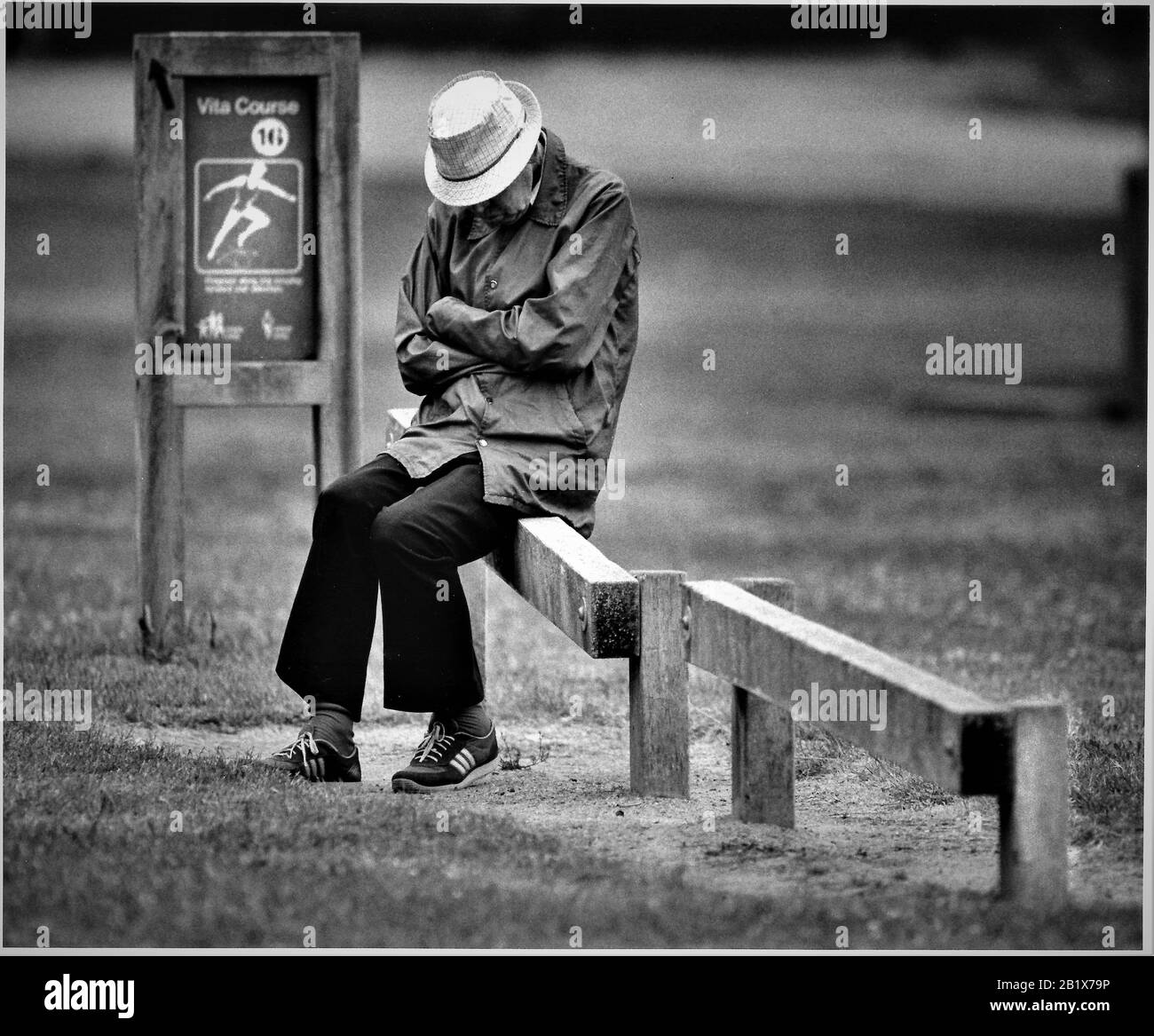 Un vrai vieil homme exerçant seul à une distance sociale reposant dans le froid matin à long Beach Californie un éviter la contamination croisée pour tout le monde Banque D'Images